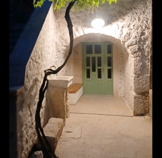 Prodajem kuću na Velom Ižu