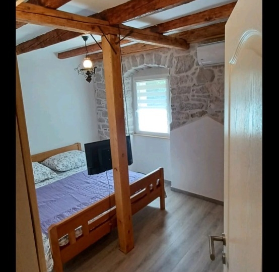 Prodajem kuću na Velom Ižu