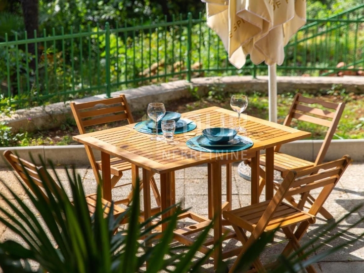 Opatija, kuća - prizemnica s natkrivenom terasom i okućnicom