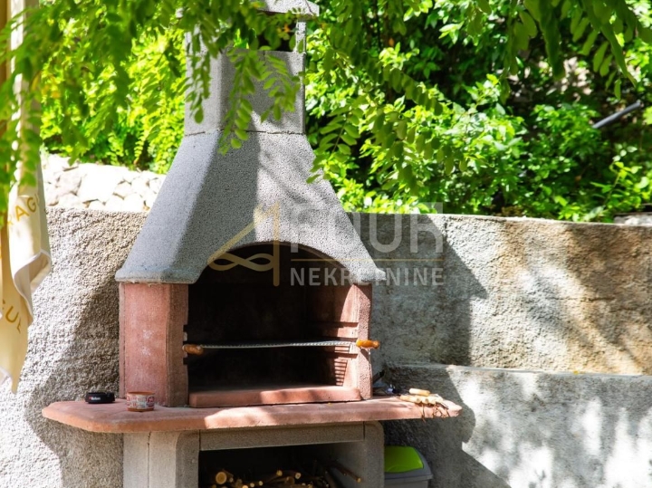 Opatija, kuća - prizemnica s natkrivenom terasom i okućnicom