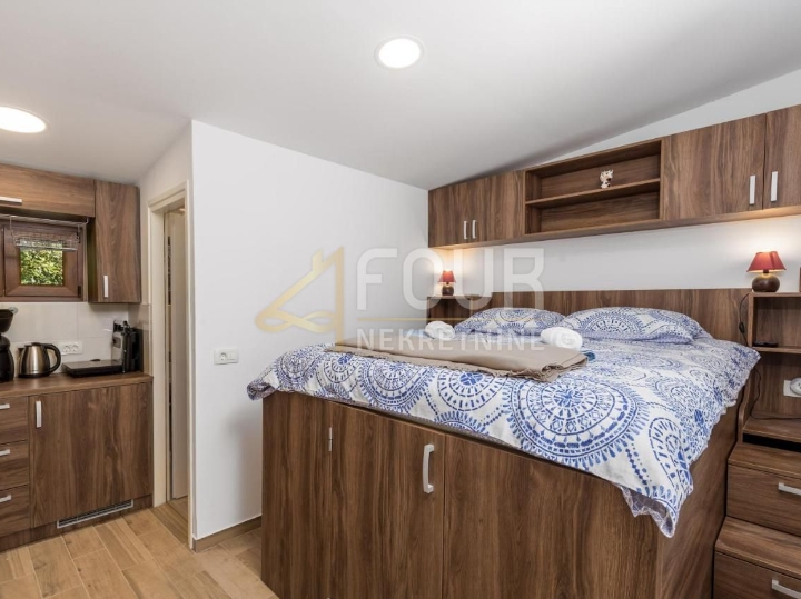 Opatija, kuća - prizemnica s natkrivenom terasom i okućnicom