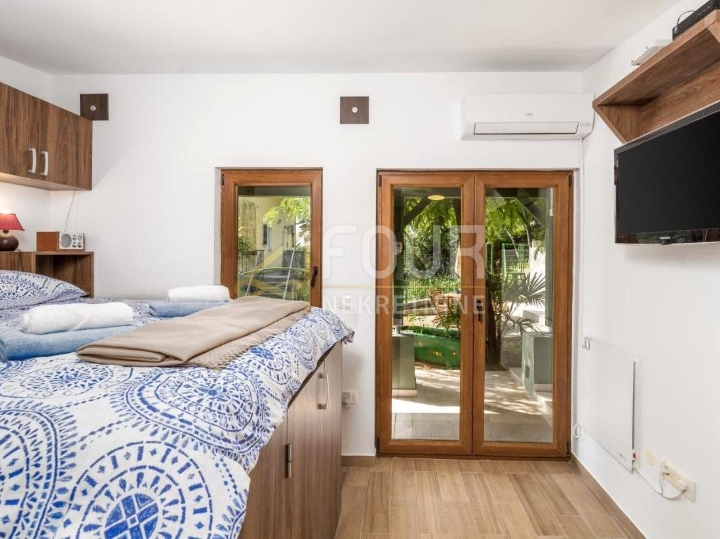 Opatija, kuća - prizemnica s natkrivenom terasom i okućnicom