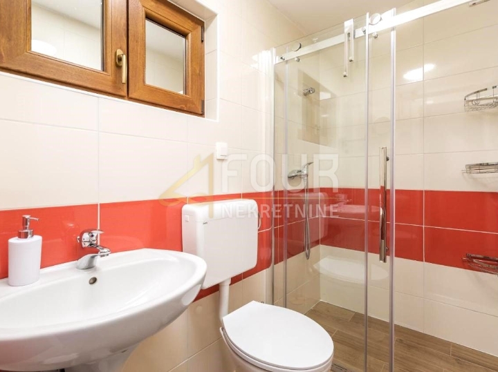 Opatija, kuća - prizemnica s natkrivenom terasom i okućnicom