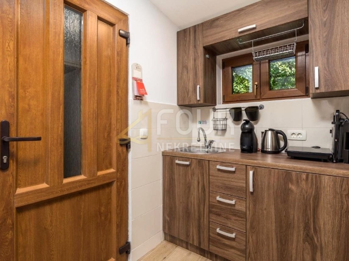 Opatija, prizemnica s terasom, okućnicom i 2 parkirna mjesta