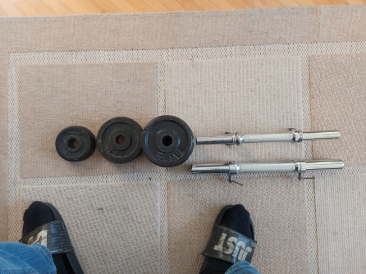 2 kratke šipke i 10 kg utega