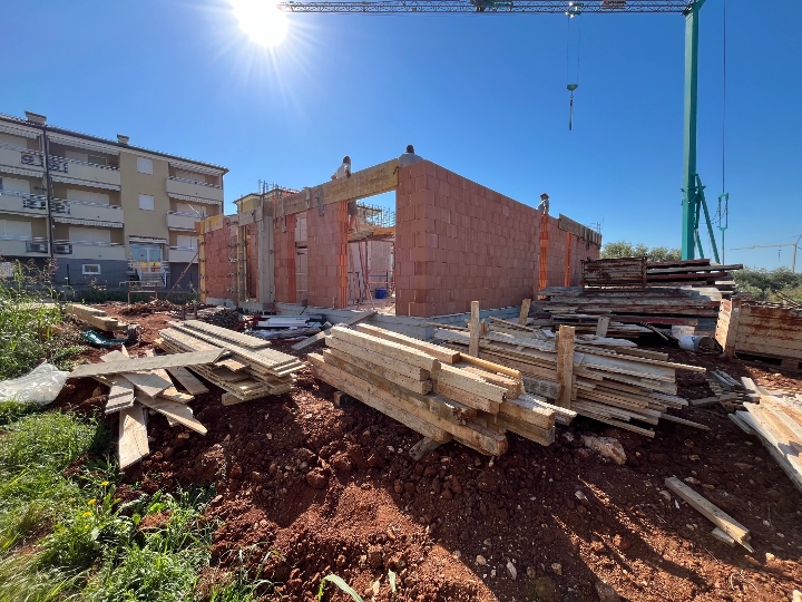 Umag, plaža 150 m , 96 m2 za samo 311.000€
