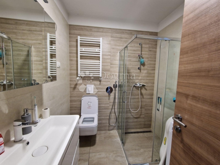 Prekrasan stan u novogradnji (Najam cijele sezone)