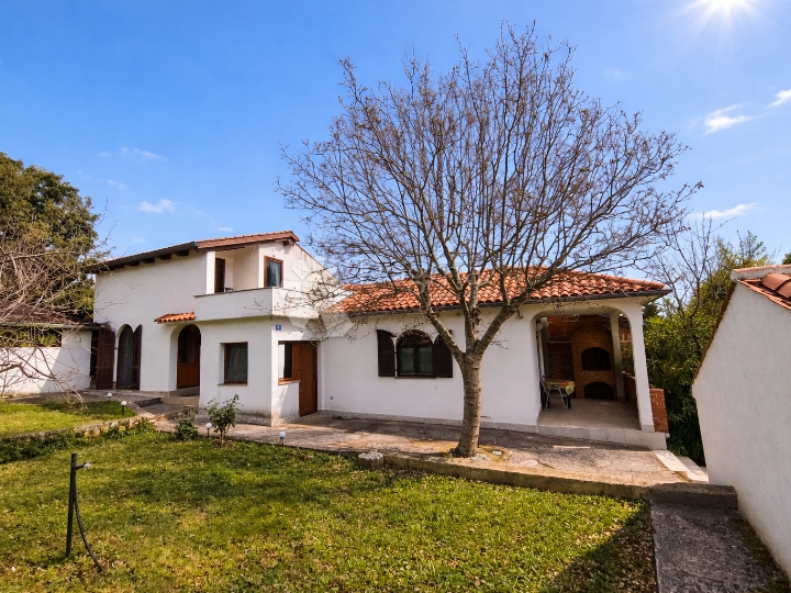 Rovinj, kuća s dva apartmana, 800 m od mora – idealno za najam i život