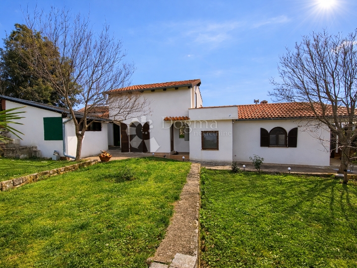 Rovinj, kuća s dva apartmana, 800 m od mora – idealno za najam i život