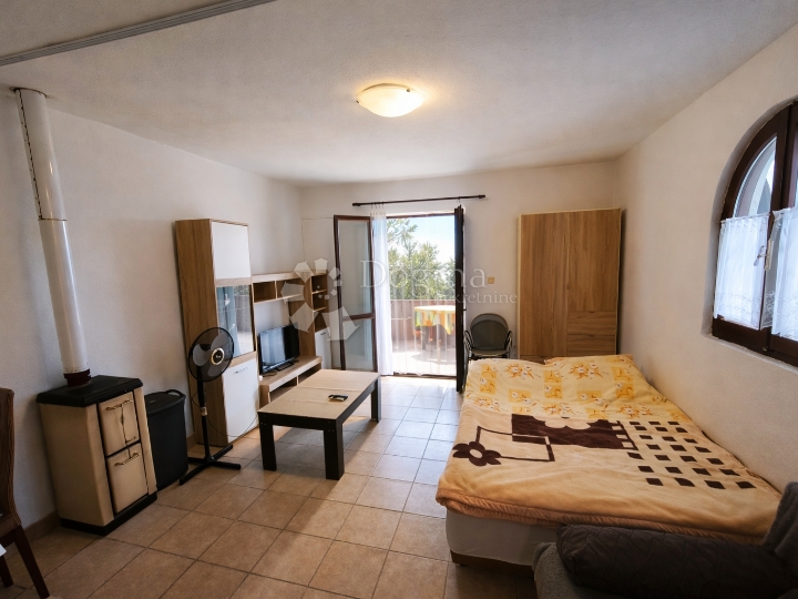 Rovinj, kuća s dva apartmana, 800 m od mora – idealno za najam i život