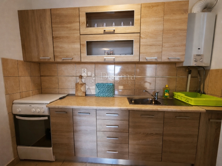 Rovinj, kuća s dva apartmana, 800 m od mora – idealno za najam i život