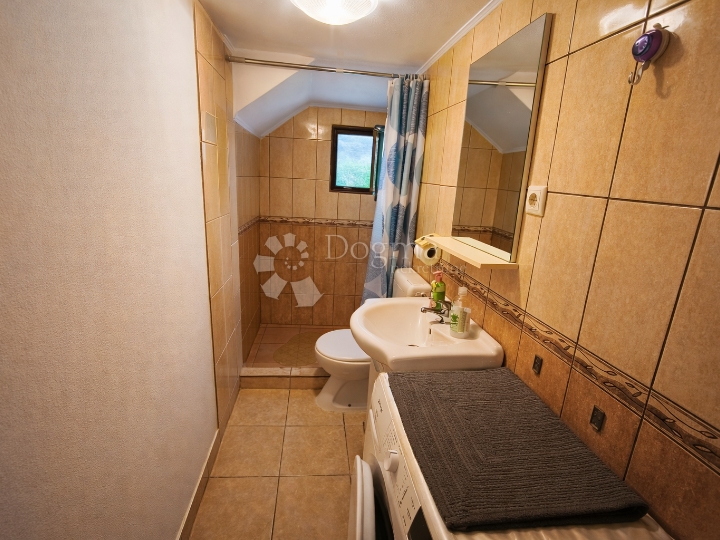 Rovinj, kuća s dva apartmana, 800 m od mora – idealno za najam i život