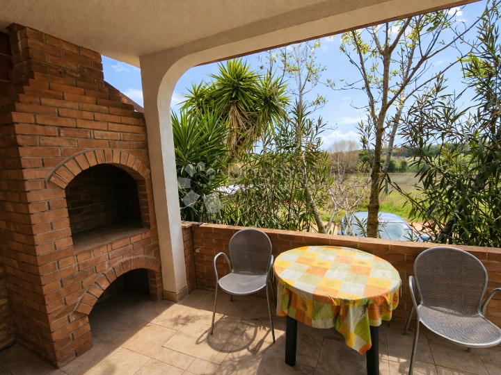 Rovinj, kuća s dva apartmana, 800 m od mora – idealno za najam i život