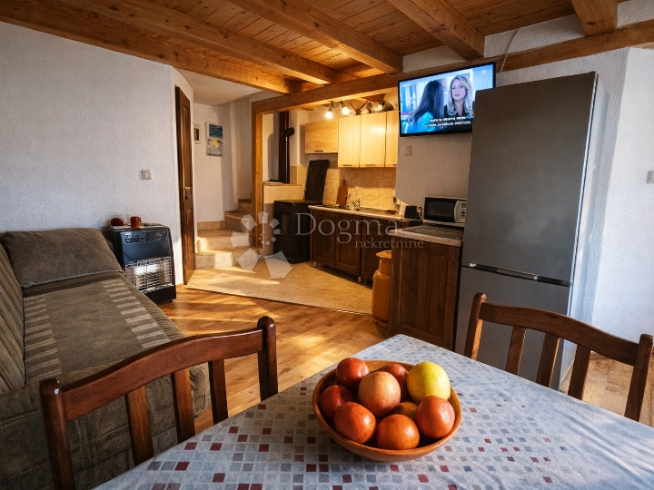 Rovinj, kuća s dva apartmana, 800 m od mora – idealno za najam i život