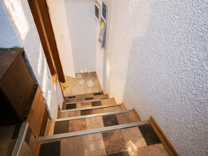 Rovinj, kuća s dva apartmana, 800 m od mora – idealno za najam i život