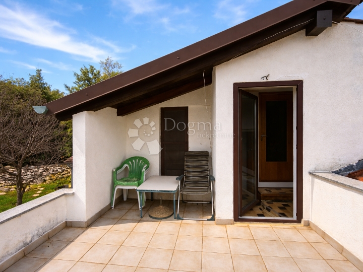 Rovinj, kuća s dva apartmana, 800 m od mora – idealno za najam i život