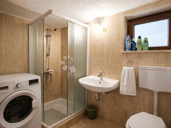 Rovinj, kuća s dva apartmana, 800 m od mora – idealno za najam i život