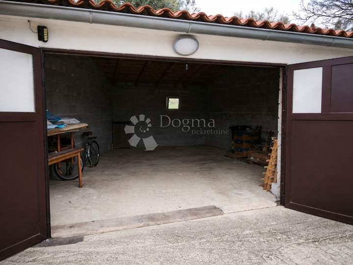 Rovinj, kuća s dva apartmana, 800 m od mora – idealno za najam i život