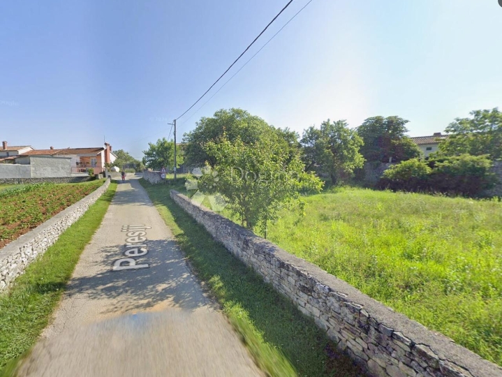 Zemljište s građevinskom dozvolom za dvije kuće