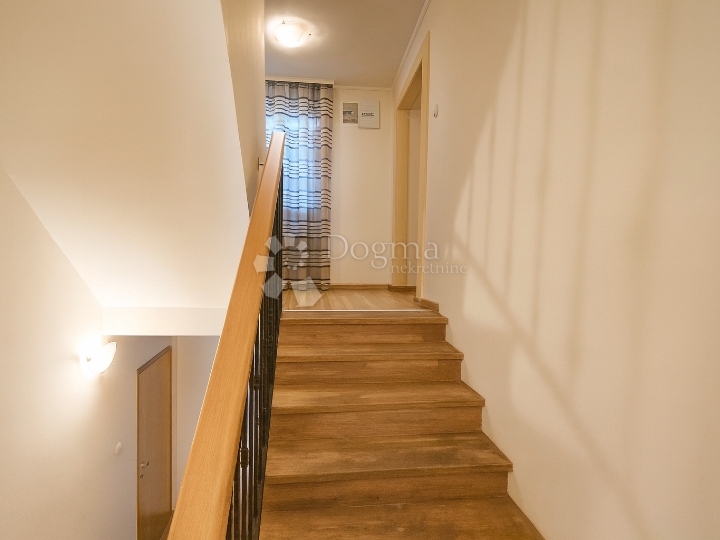 Istra, Brtonigla-šarmantan dvoetažni stan u samom centru mjesta