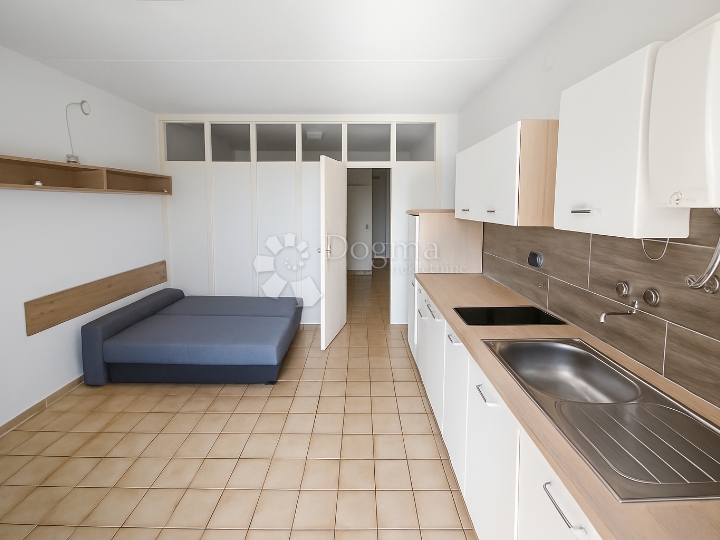 Hitno!! Duga Uvala, apartman s potencijalom, samo 250 m od mora!