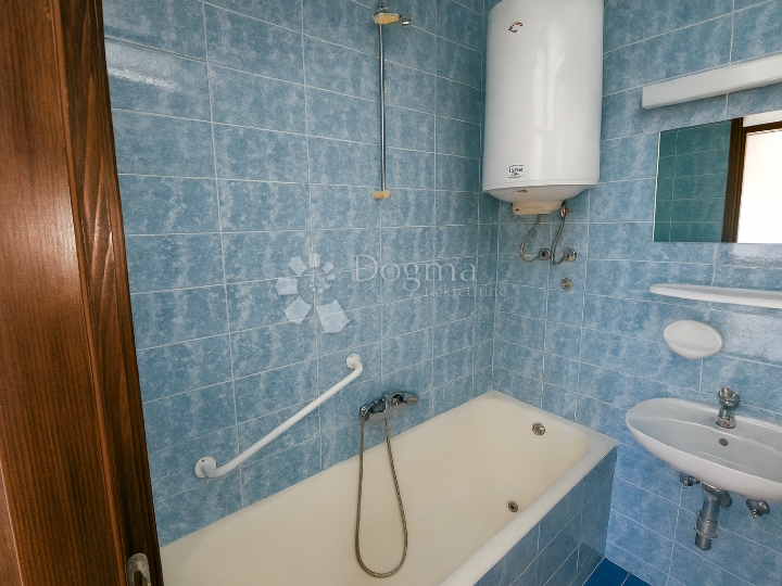 Hitno!! Duga Uvala, apartman s potencijalom, samo 250 m od mora!