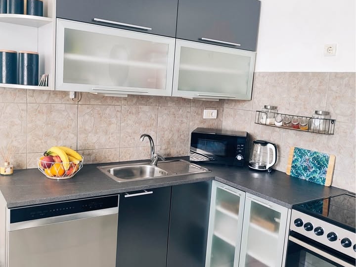 Hosti, 1S+DB, uredan i moderan stan