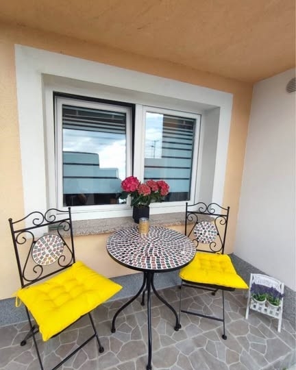 Hosti, 1S+DB, uredan i moderan stan