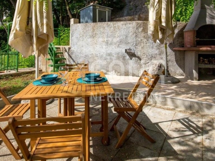 Opatija, kuća - prizemnica s natkrivenom terasom i okućnicom