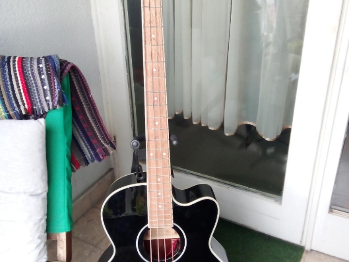 Aku bas sa zvučnikom