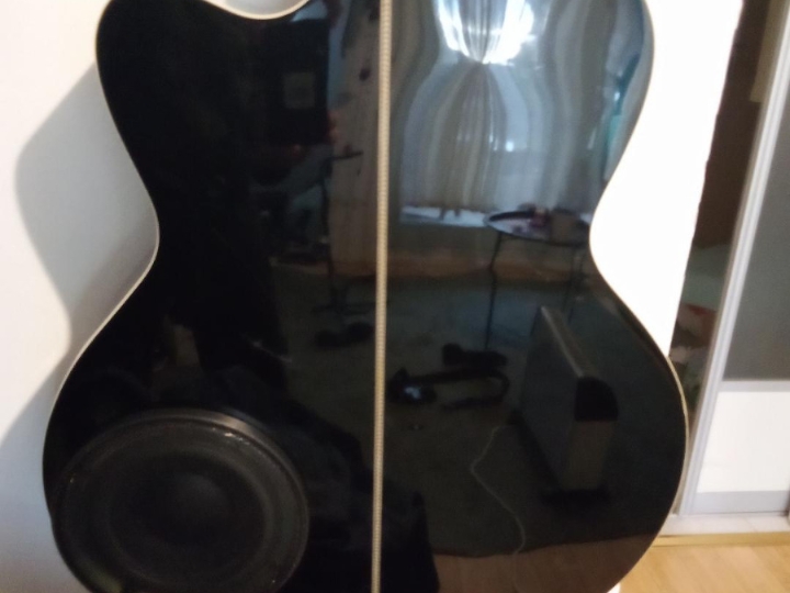 Aku bas sa zvučnikom