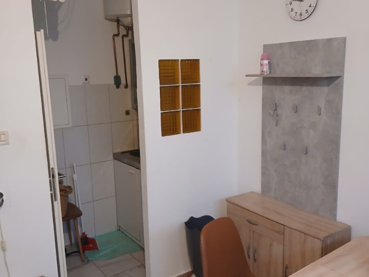 Iznajmljujem garsonijeru u centru
