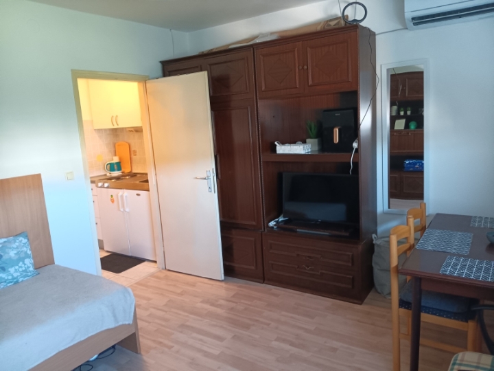 Iznajmljujem sudentima garsonijeru