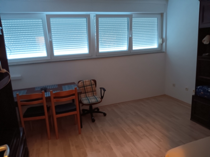 Iznajmljujem sudentima garsonijeru