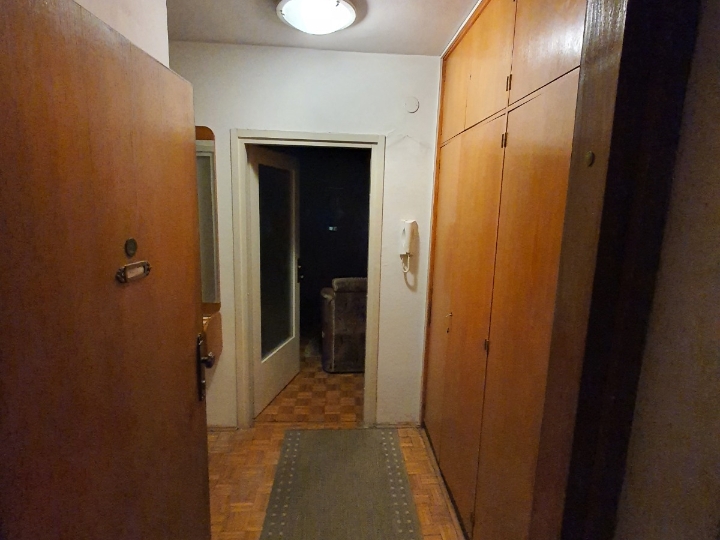 Prodajem dvosobni stan u Maksimiru