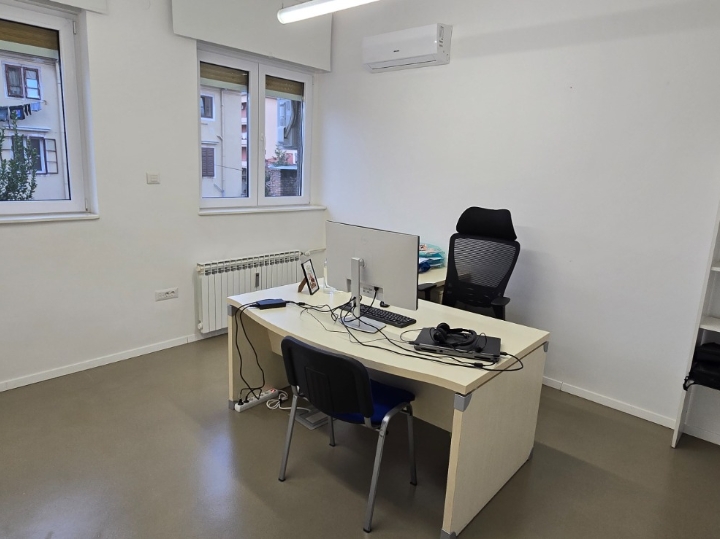 Prilika! Namješten ured centar Ri