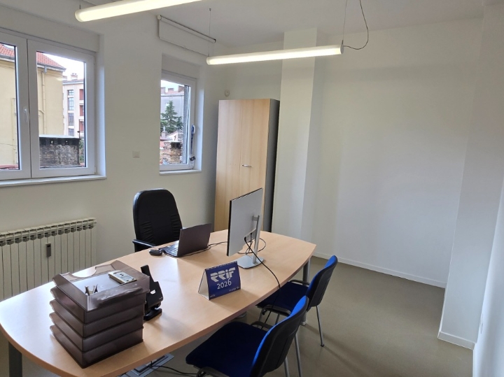 Prilika! Namješten ured centar Ri