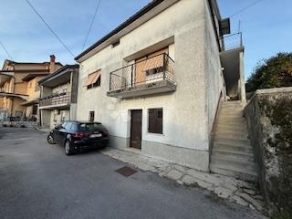 Na prodaju dvojna kuća s okućnicom i dodatnim objektima