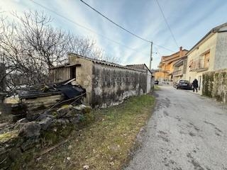 Na prodaju dvojna kuća s okućnicom i dodatnim objektima