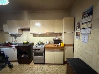 Na prodaju dvojna kuća s okućnicom i dodatnim objektima