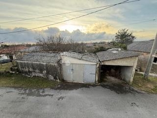 Na prodaju dvojna kuća s okućnicom i dodatnim objektima