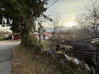 Na prodaju dvojna kuća s okućnicom i dodatnim objektima