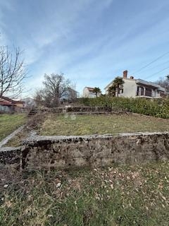 Na prodaju dvojna kuća s okućnicom i dodatnim objektima