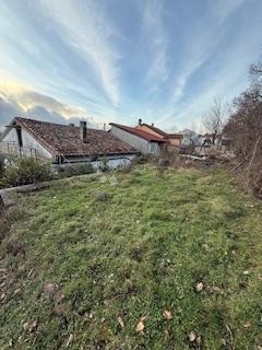 Na prodaju dvojna kuća s okućnicom i dodatnim objektima