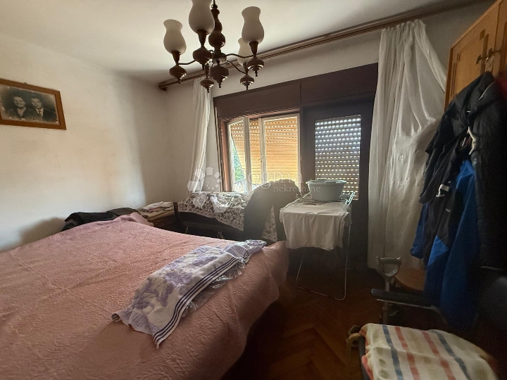 Na prodaju dvojna kuća s okućnicom i dodatnim objektima