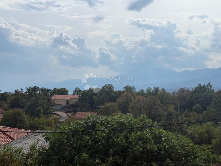 Na prodaju dvojna kuća s okućnicom i dodatnim objektima