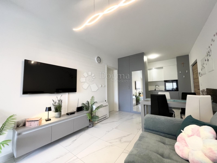 Umag, novi potpuno namješten stan na top lokaciji