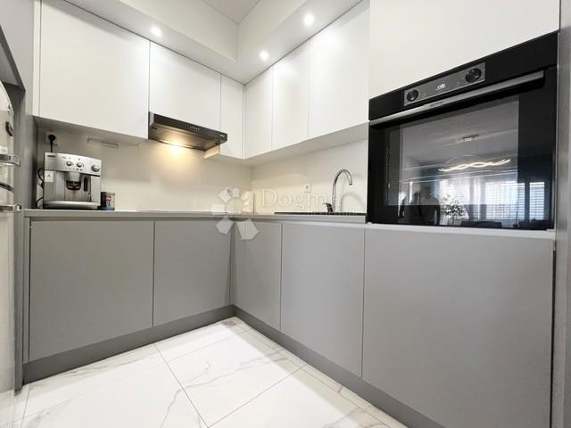 Umag, novi potpuno namješten stan na top lokaciji