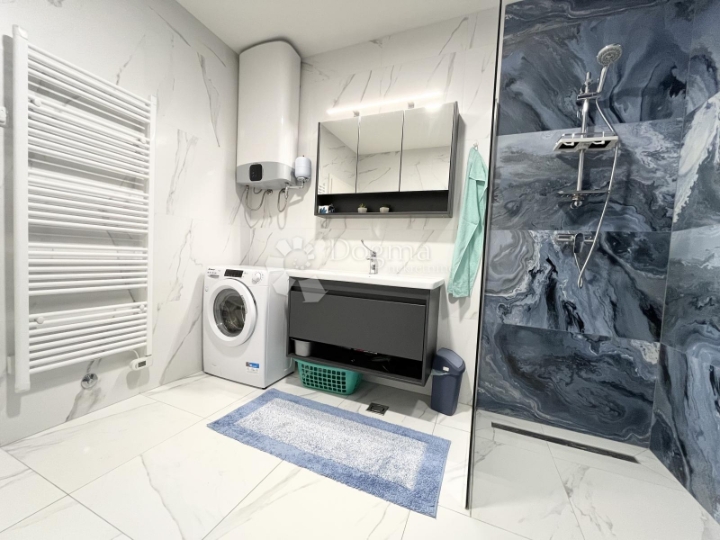 Umag, novi potpuno namješten stan na top lokaciji