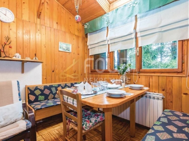 Gorski kotar, Vrbovsko, autohtona drvena kuća s velikom okućnicom